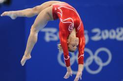 爱游戏在线-2026世界杯E组，瑞士完胜丹麦，莱万多夫斯基致命一击锁定胜局，中场控制谱写唯一传奇