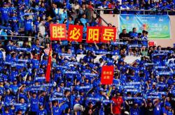 爱游戏体育-比赛现场气氛火爆，球迷热情加油