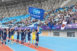 爱游戏APP-国际足球赛事持续激烈，观众着迷