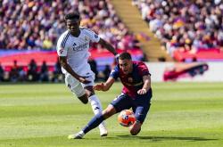 爱游戏官网-西甲豪门球队遭遇艰难，追逐出路