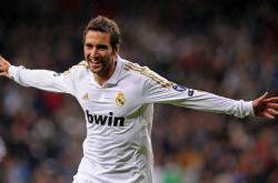 爱游戏网页版-赛道上的巨人，库尔图瓦扛起全队的F1街道赛之夜