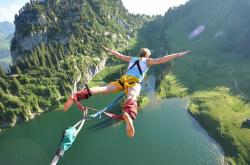 AYXapp下载-从莱比锡到曼城，阿尔瓦雷斯的欧冠接管与红牛的南半球启示