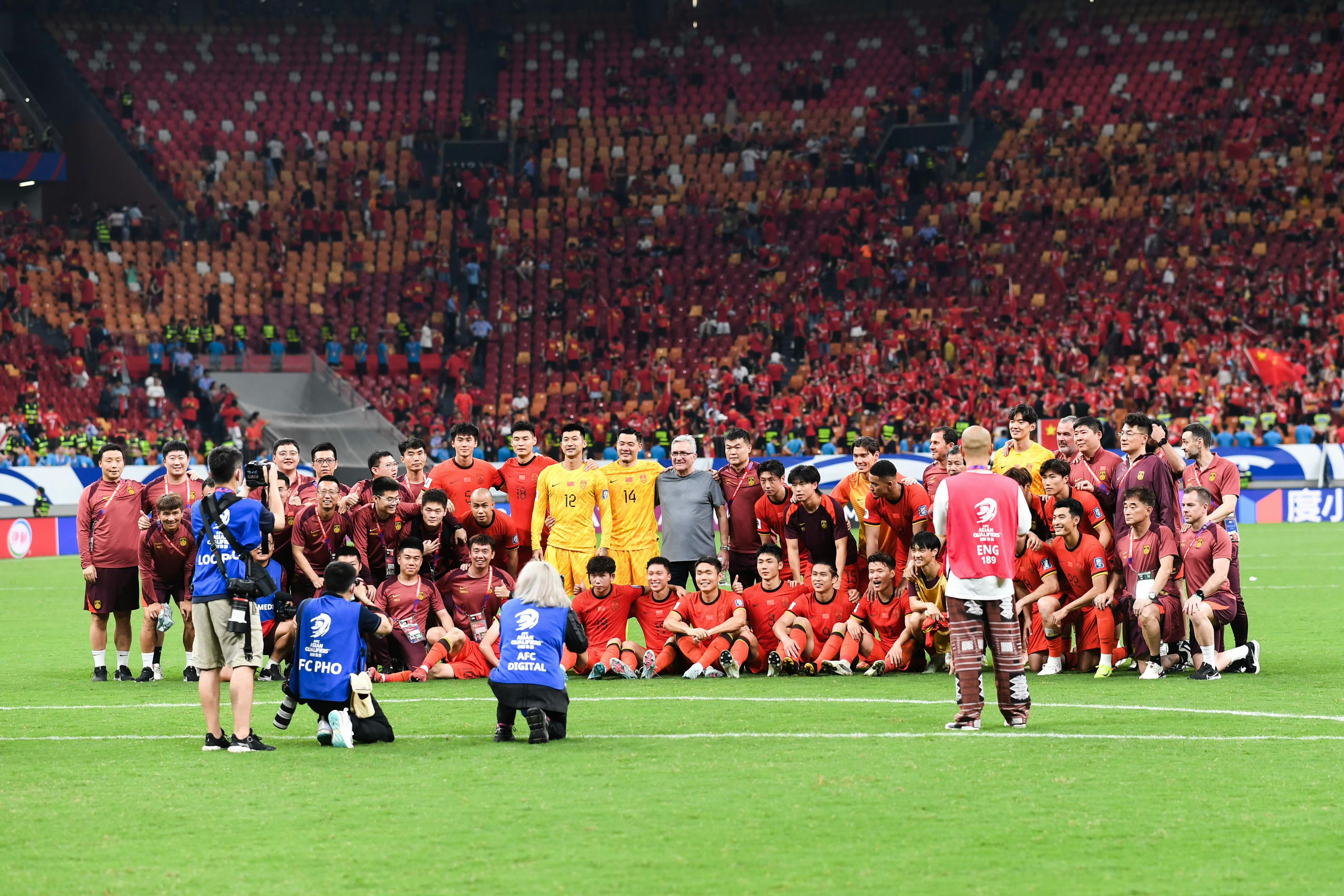 国际足球赛事持续激烈,观众着迷 国际足球赛事持续激烈,观众着迷