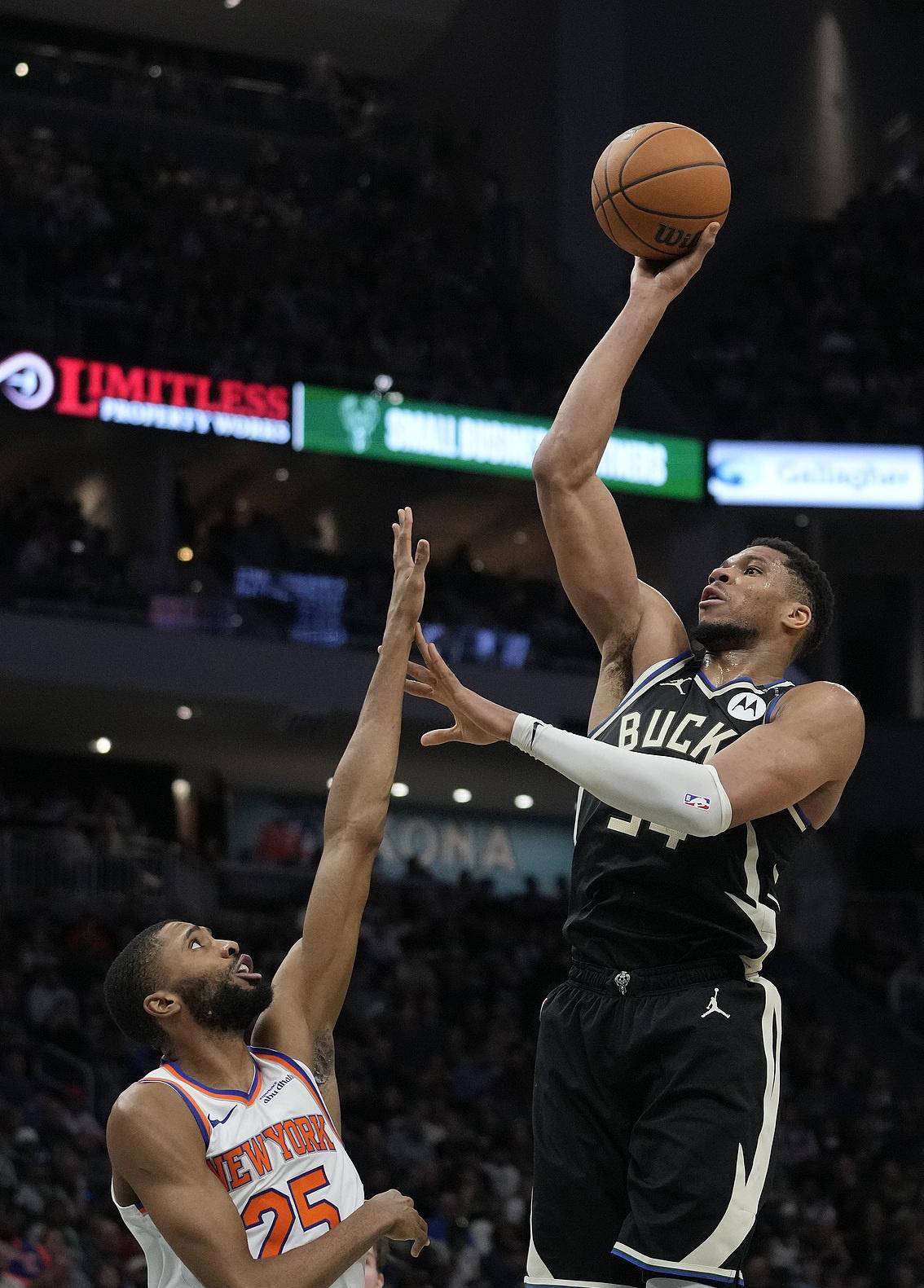 雄鹿临时调整首发阵容,迎来胜利 雄鹿临时调整首发阵容,迎来胜利