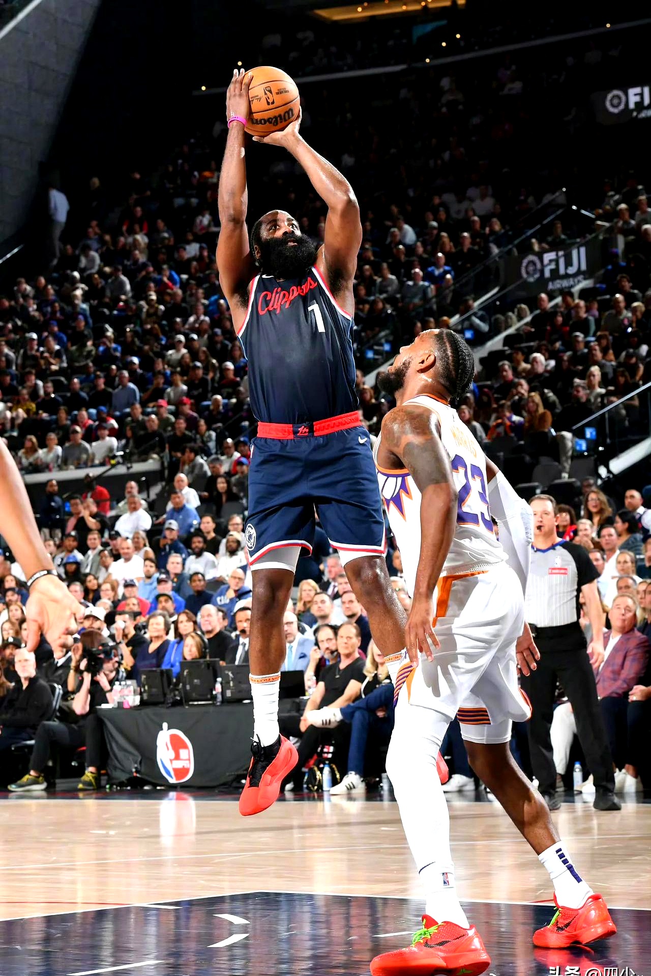 球星哈登砍下分，火箭取得胜利终结连败的简单介绍