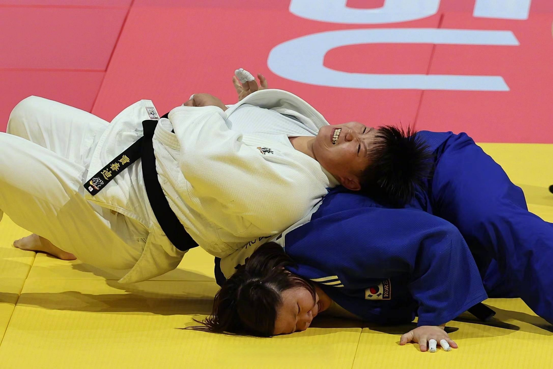 柔道选手力克对手夺得冠军 柔道选手力克对手夺得冠军