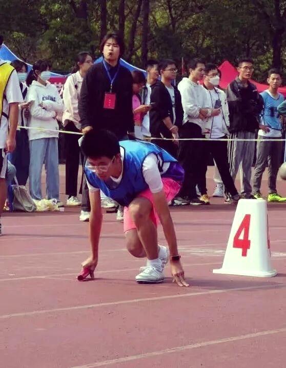 包含运动员们斗志昂扬，比赛场景热烈异常的词条