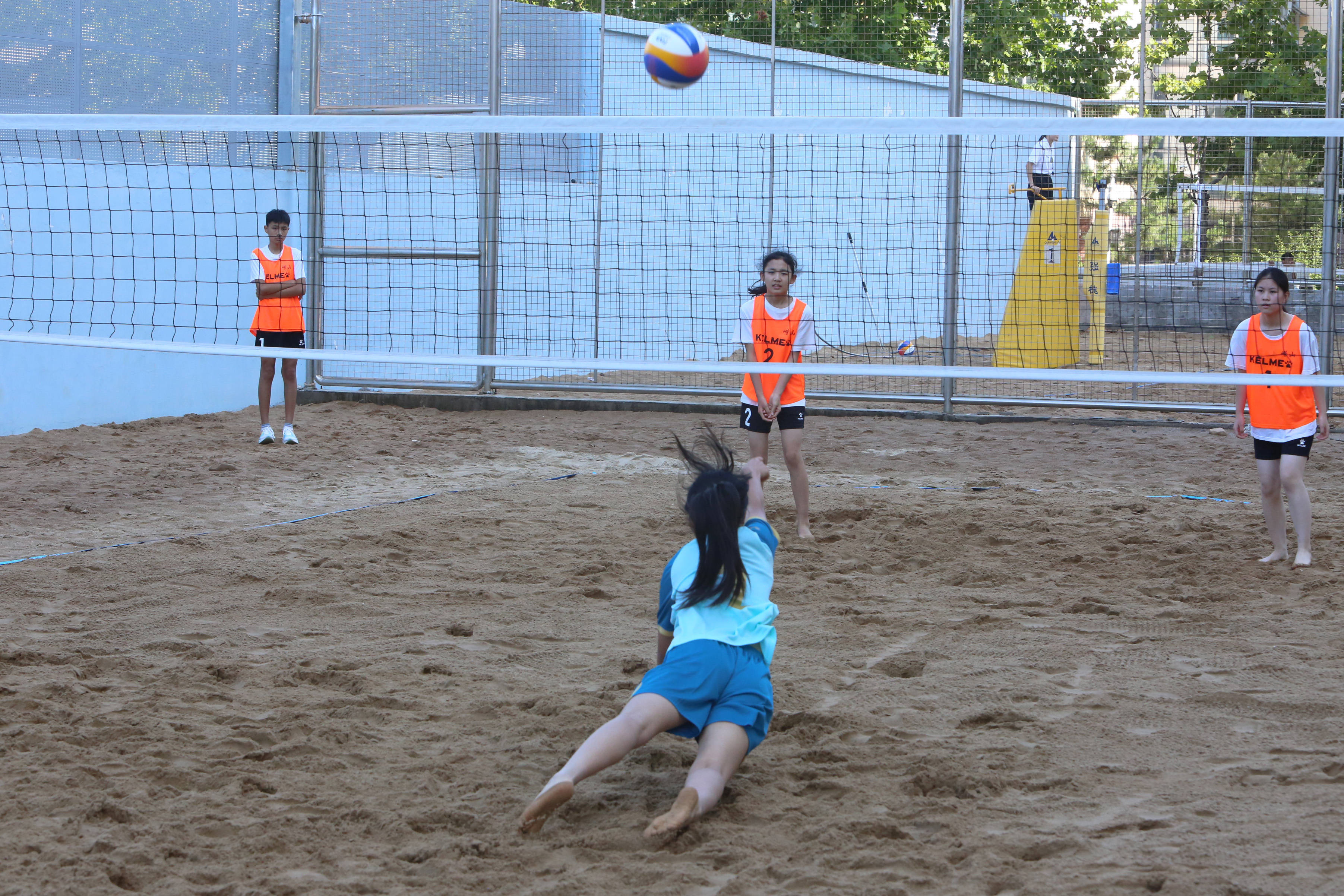 包含运动员们斗志昂扬，比赛场景热烈异常的词条