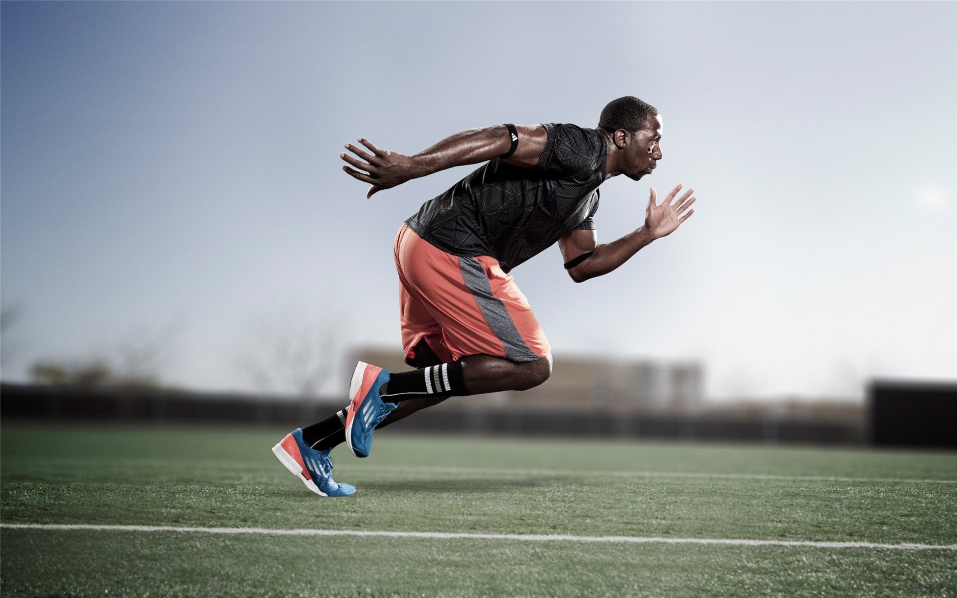 赛道与球场，双线战场上的突破与征服