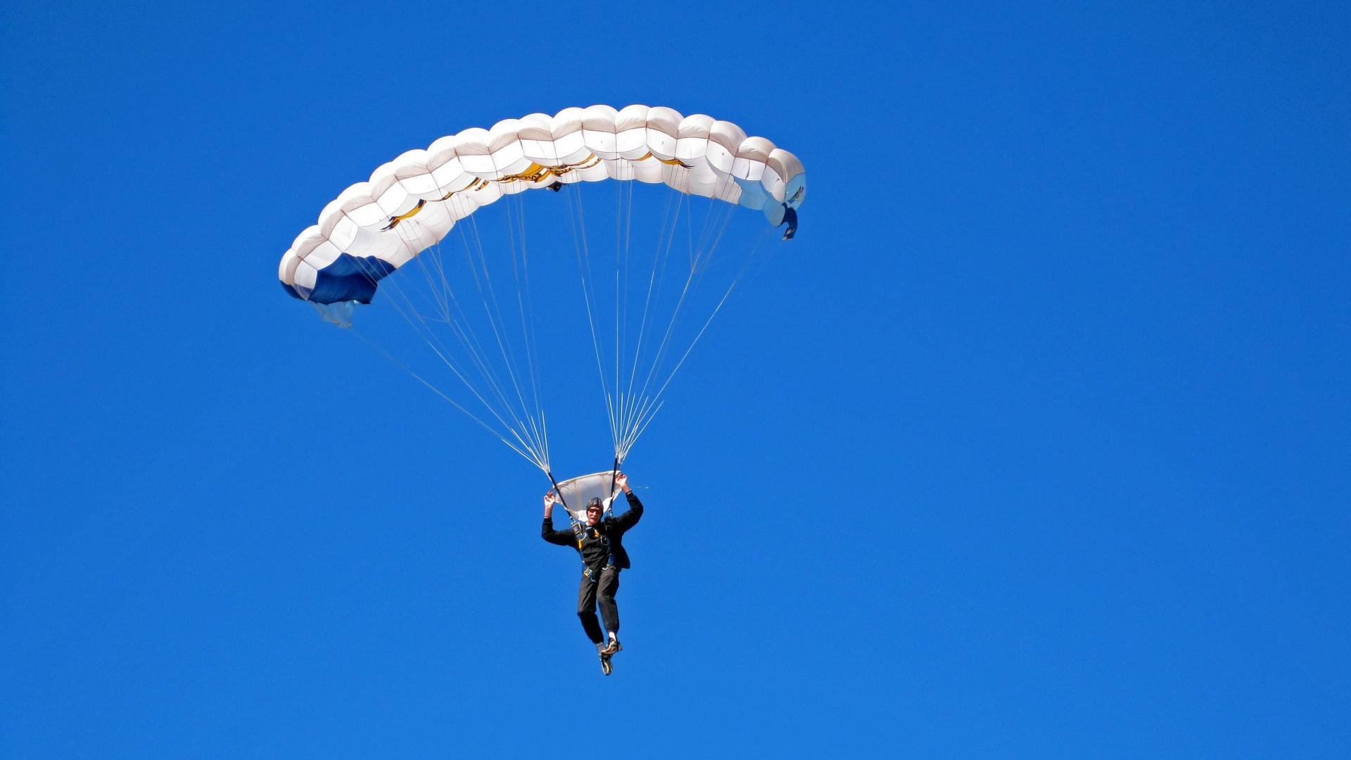 街道轰鸣与球场狂飙，当F1焦点战遇上篮网带走火箭